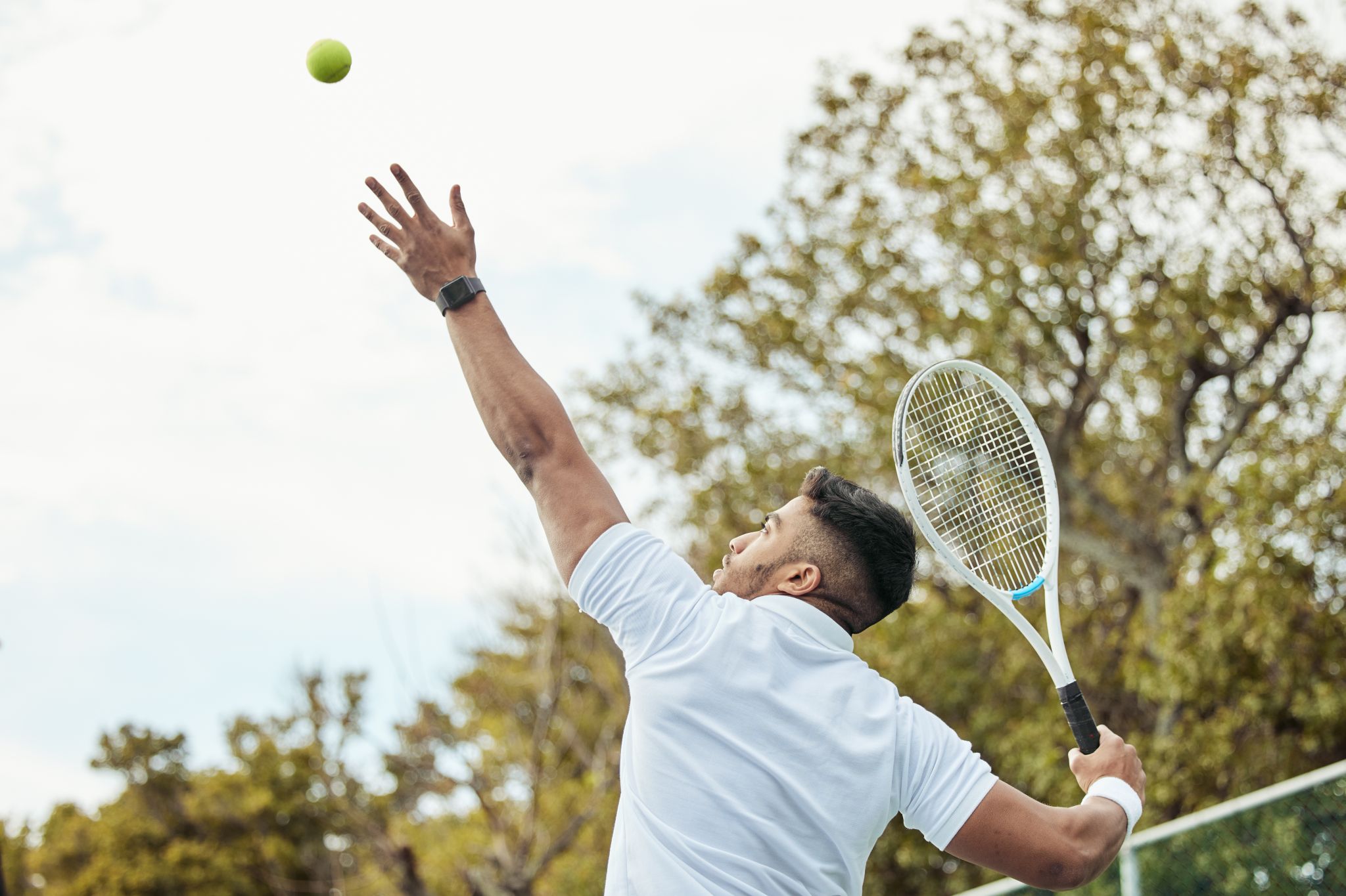 Tennis player getting ready to serve a volley